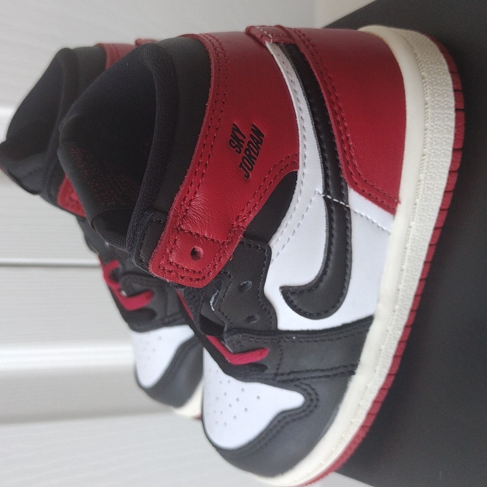 Air Jordan Retro High OG Casual Shoes, Size 7c - Picture 4 of 16